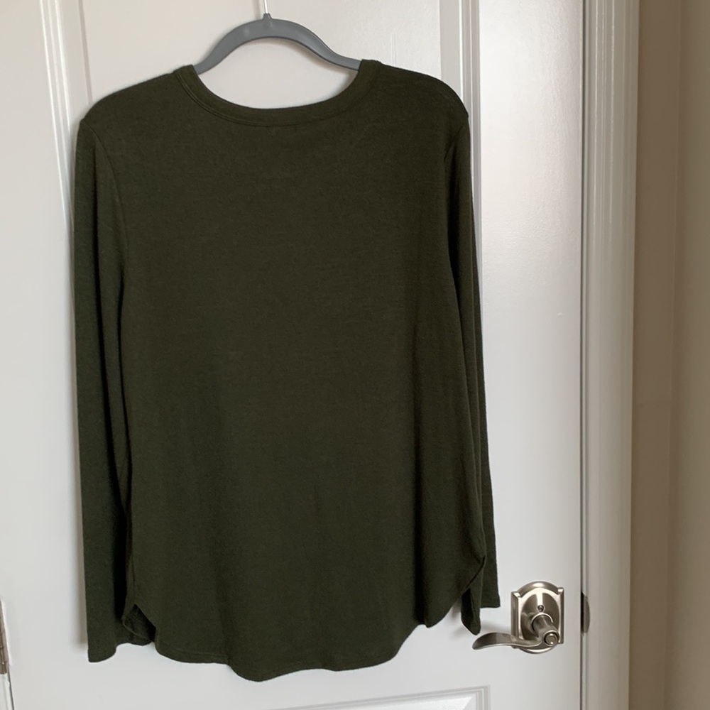 Banana Republic - soft green long sleeve t shirt. - Picture 3 of 3